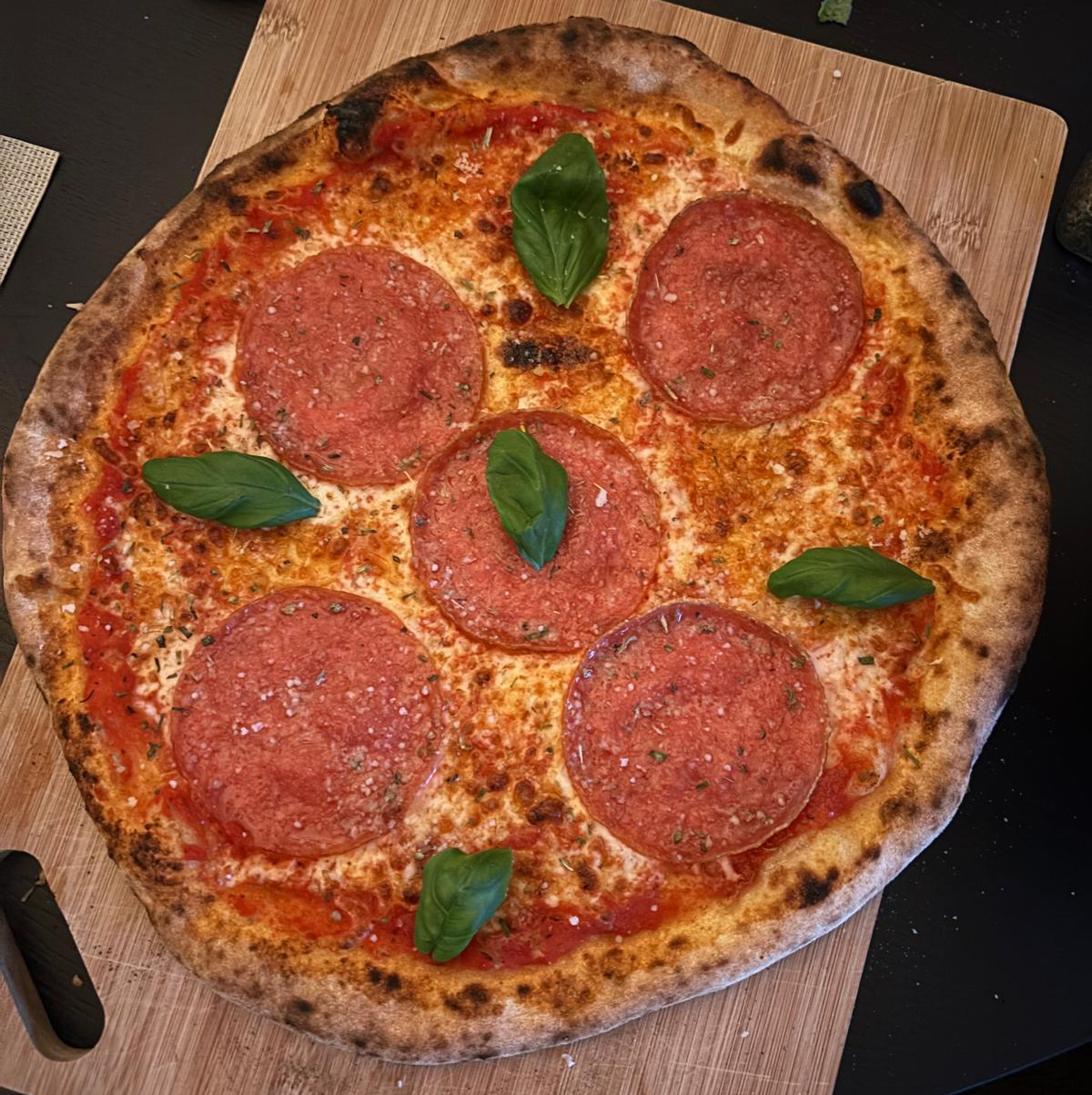 Salami pizza van Ons Deegske